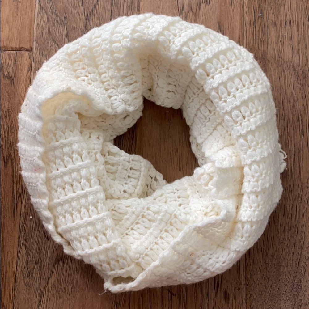 VICTORIA’S SECRET White Infinity Knit Chunky Scarf